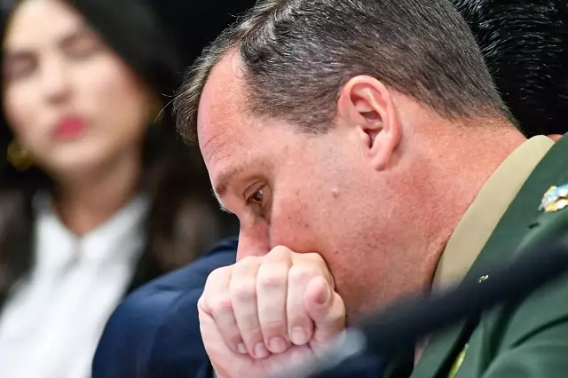 AGORA: CPMI denuncia Mauro Cid por silêncio em audiência