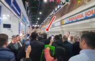 Bolsonaro visita mercado municipal de surpresa e é aclamado por multidão impressionante em Santa Catarina; ASSISTA VÍDEO!