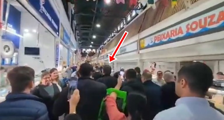 Bolsonaro visita mercado municipal de surpresa e é aclamado por multidão impressionante em Santa Catarina; ASSISTA VÍDEO!