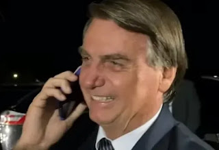 BRASIL: BOLSONARO É SURPREENDIDO POR LIGAÇÃO DE ALIADO DURANTE EVENTO