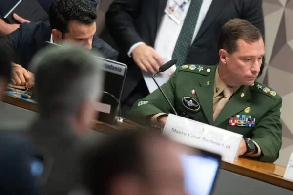 MP quer que Exército explique em até 10 dias a ida de Cid fardado à CPI do 8/1