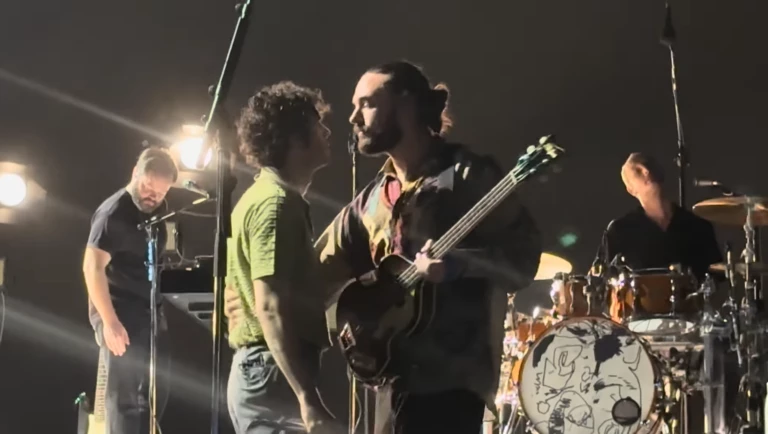 Festival musical é cancelado após BEIJO GAY de dois integrantes da banda britânica The 1975; saiba onde
