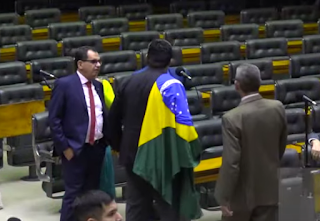 BRASIL: DEPUTADO LULISTA PARTE PARA CIMA DE COLEGA NA CÂMARA APÓS OUVIR CRÍTICAS A LULA