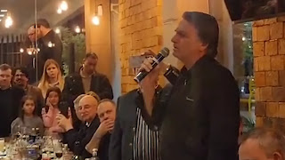 BRASIL: BOLSONARO É TIETADO POR APOIADORES EM CHURRASCARIA