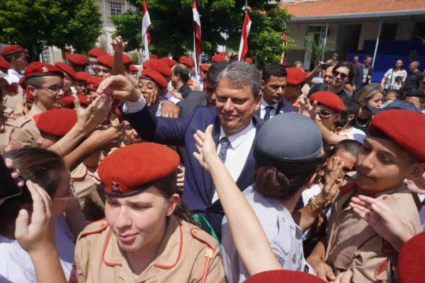 Tarcísio contraria Lula e afirma que vai criar programa de escolas militares em São Paulo