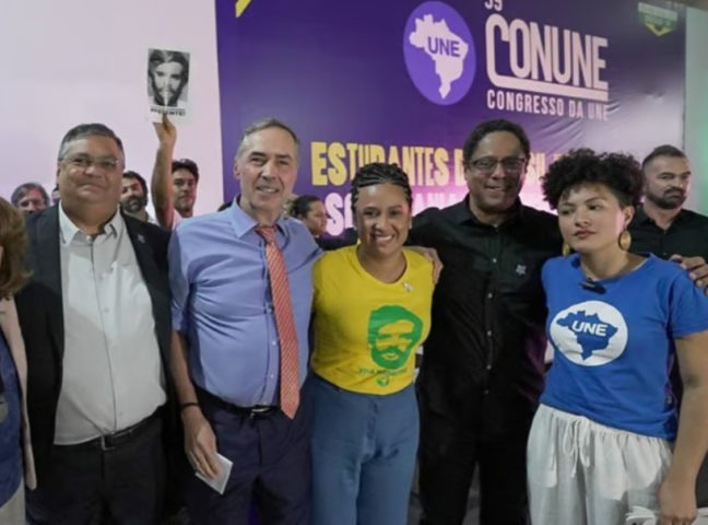 Deputados coletam assinaturas para impeachment de Barroso