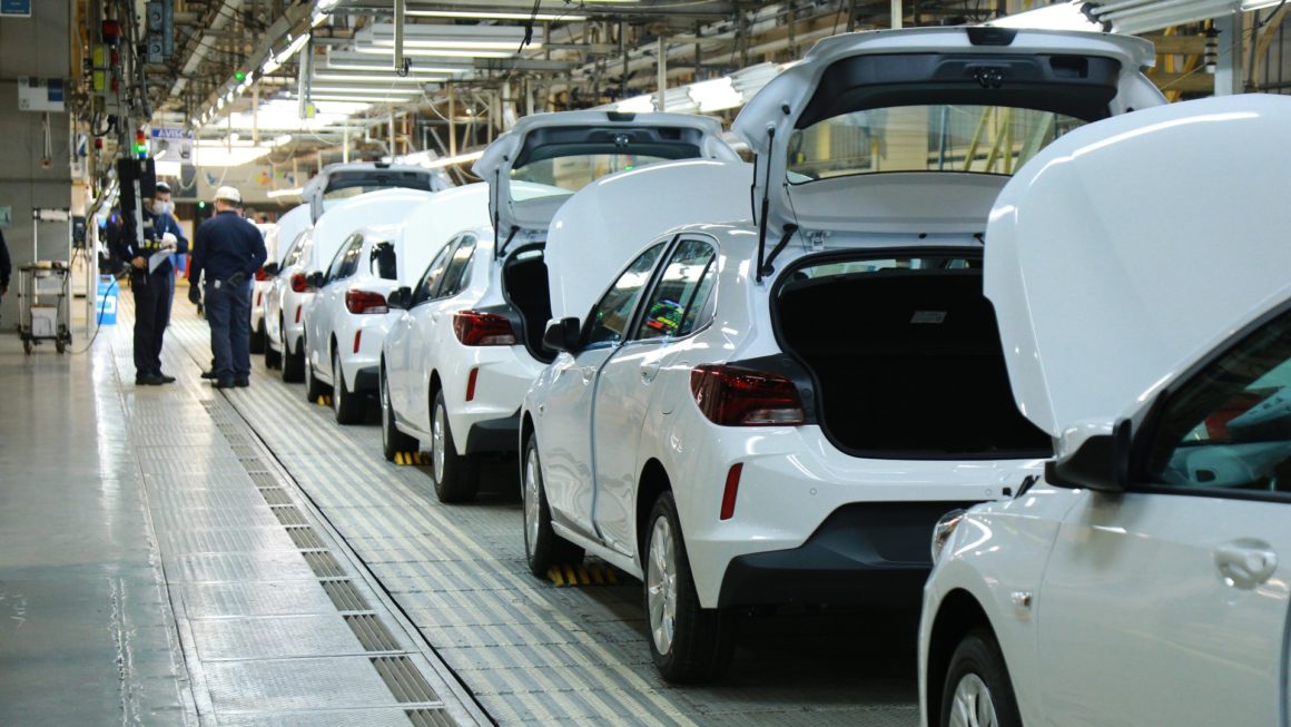 VW paralisa toda produção no Brasil e GM vai fechar fábrica por até 10 meses