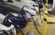 Crescente demanda por carros elétricos desperta interesse de indústria por lítio, aponta estudo