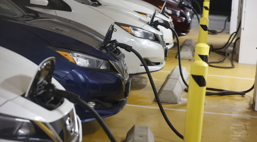 Crescente demanda por carros elétricos desperta interesse de indústria por lítio, aponta estudo
