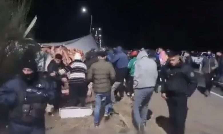 Vídeo: Saque de caminhão com 23 toneladas de carne choca cidade Argentina