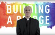 Sacerdote LGBT é convidado pelo Papa Francisco para Sínodo da Igreja