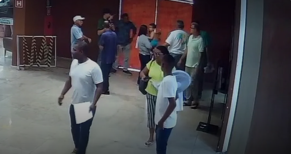 Dez pessoas ficam presas em elevador de hospital em Maceió