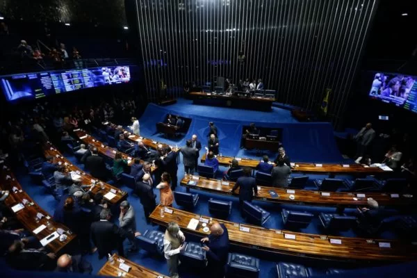 Senado vai comprar sofás de R$ 16 mil para casas de senadores