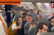 Bolsonaro volta para Brasília em assento do corredor e no fundão e os passageiros fazem a festa; VEJA VÍDEO