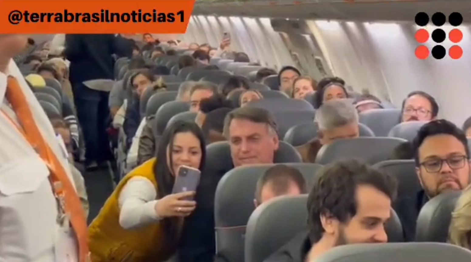 Bolsonaro volta para Brasília em assento do corredor e no fundão e os passageiros fazem a festa; VEJA VÍDEO