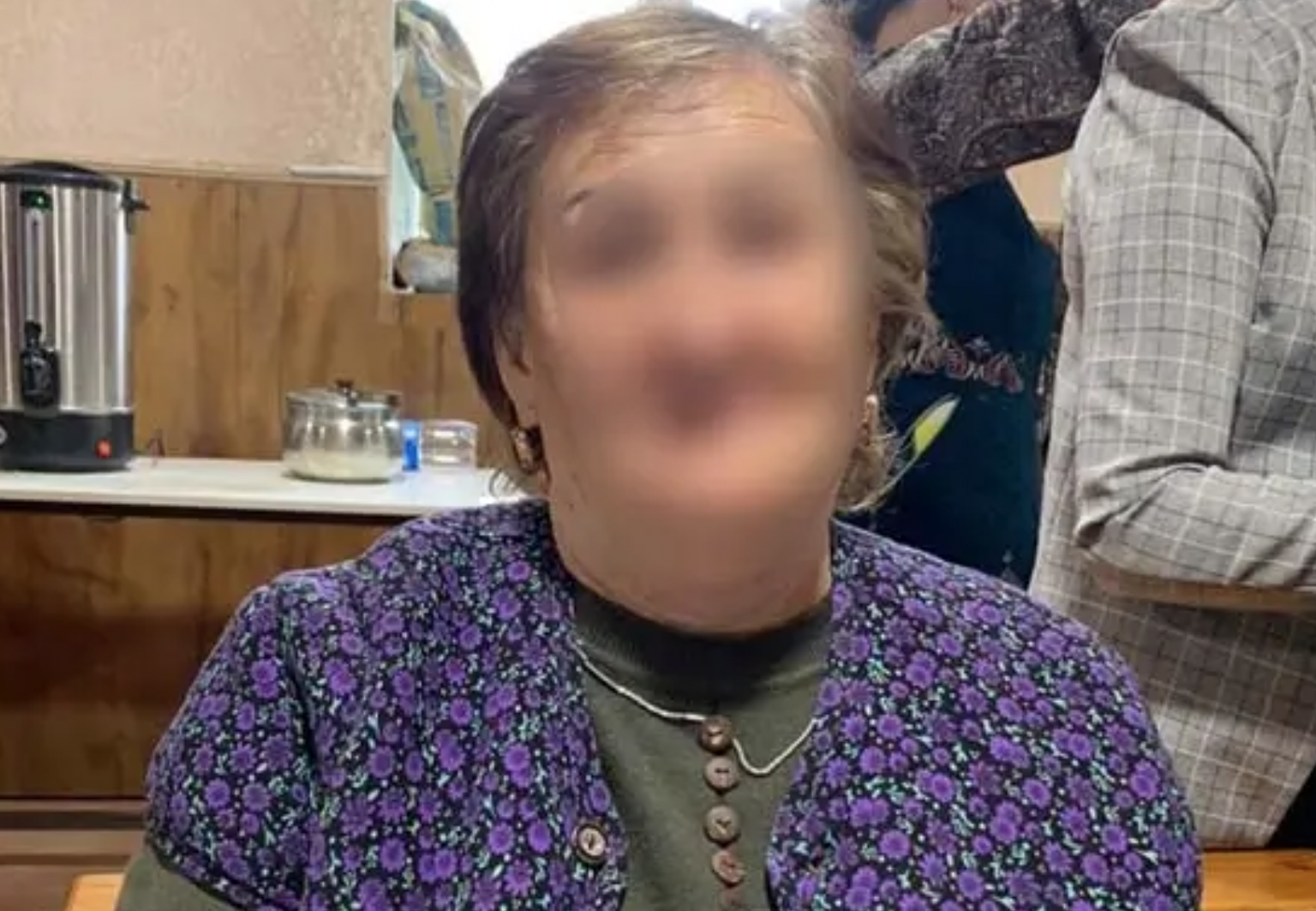 Filho expulsa mãe de casa por ter se convertido ao cristianismo