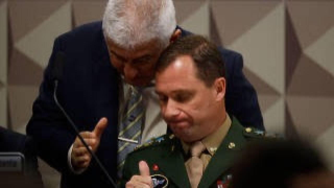 Com risco de expulsão do Exército, Mauro Cid mantém respaldo nas Forças Armadas, dizem generais