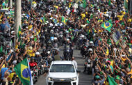 BRASIL: BOLSONARO É CERCADO POR APOIADORES EM FESTIVAL DE MOTOS