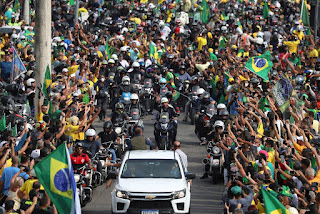 BRASIL: BOLSONARO É CERCADO POR APOIADORES EM FESTIVAL DE MOTOS