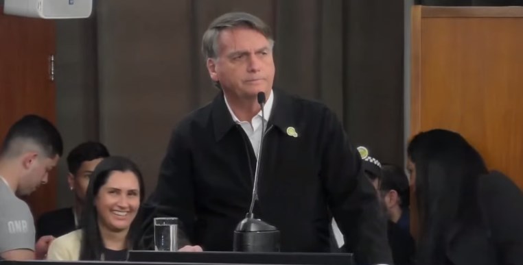 Bolsonaro chama Lula de “analfabeto” e “jumento” e é aplaudido por multidão que lotou evento de filiação; VEJA VÍDEO!