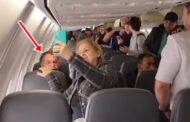 AGORA: Passageiros fazem fila para cumprimentar e tirar fotos com Bolsonaro no avião; ASSISTA VÍDEO!