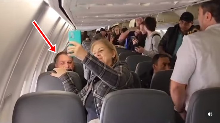 AGORA: Passageiros fazem fila para cumprimentar e tirar fotos com Bolsonaro no avião; ASSISTA VÍDEO!