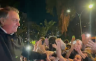 BRASIL: MULTIDÃO APLAUDE BOLSONARO EM GOIÂNIA