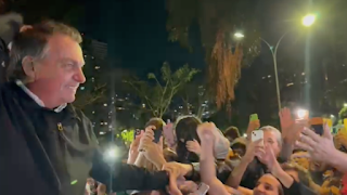 BRASIL: MULTIDÃO APLAUDE BOLSONARO EM GOIÂNIA