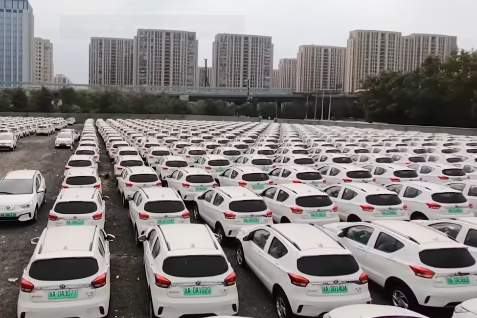 “Cemitério de carros elétricos” na CHINA tem milhares de veículos ABANDONADOS e especialistas APONTAM MOTIVOS; saiba quais