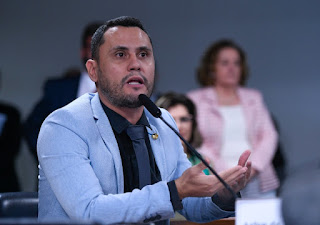 SENADOR É APLAUDIDO APÓS PEDIR CONVOCAÇÃO DE MINISTRO DO STF E FAZER EXIGÊNCIA