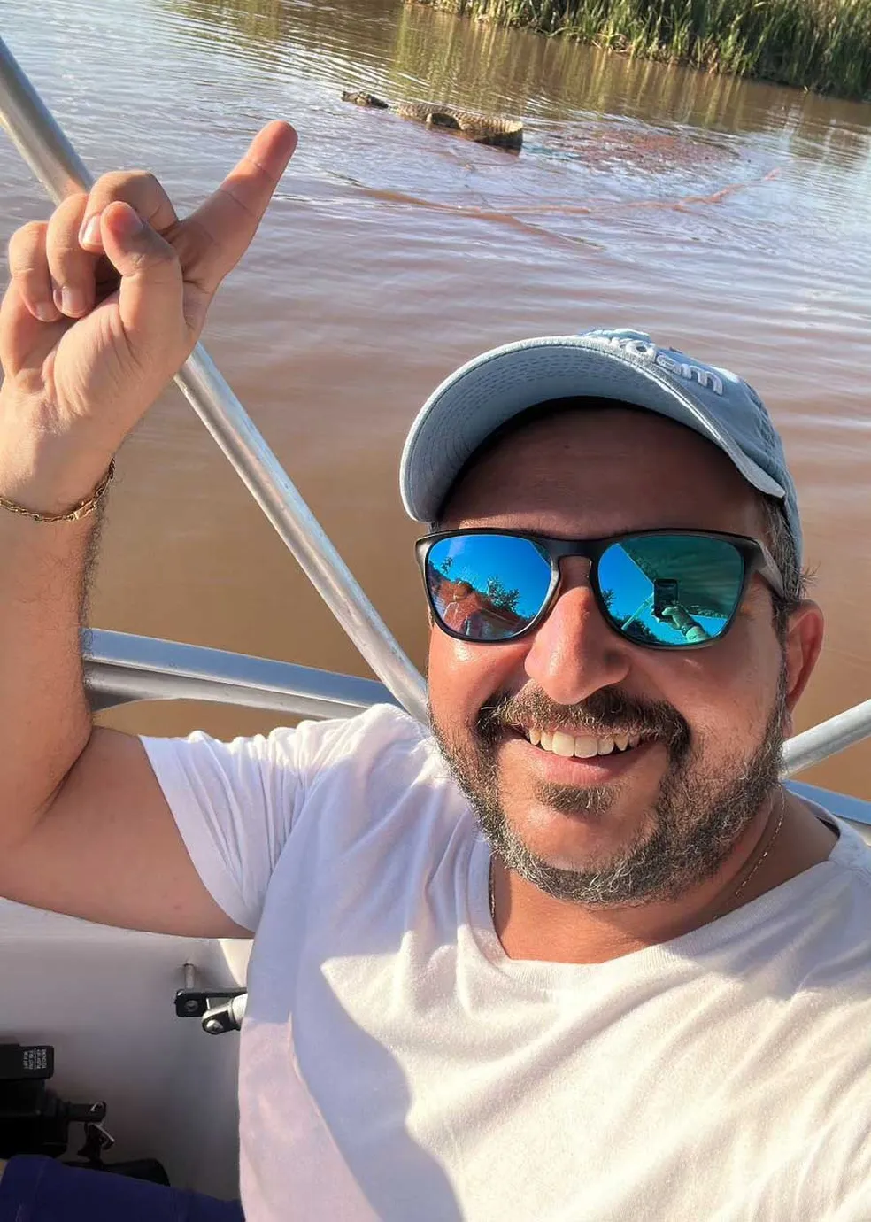 Turista se depara com jacaré de mais de 2 metros durante passeio de lancha no Balneário da Amizade: 'Fiquei impressionado'