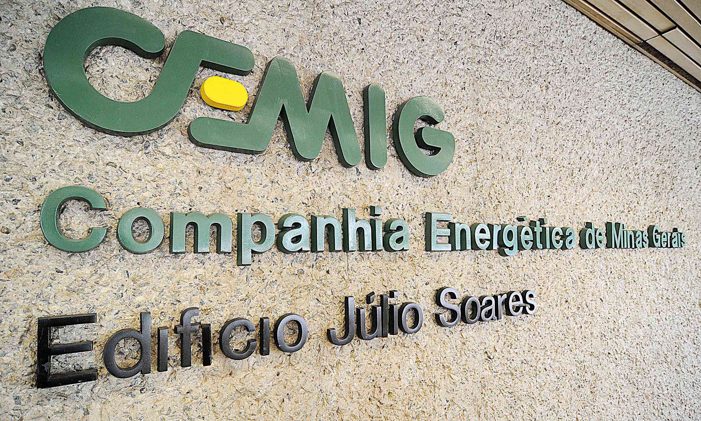 Cemig divulga edital de concurso com 240 vagas; até R$10 mil!