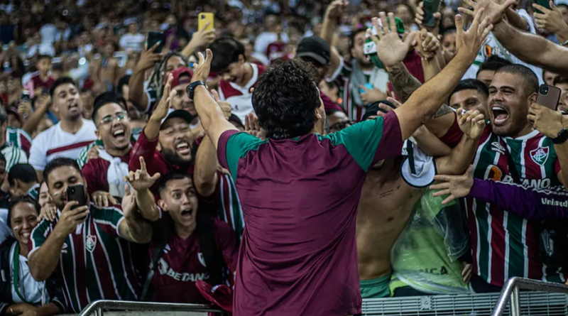 Quinto a defender Fluminense e seleção, Diniz revê torcida tricolor em ‘teste de popularidade’ contra Internacional