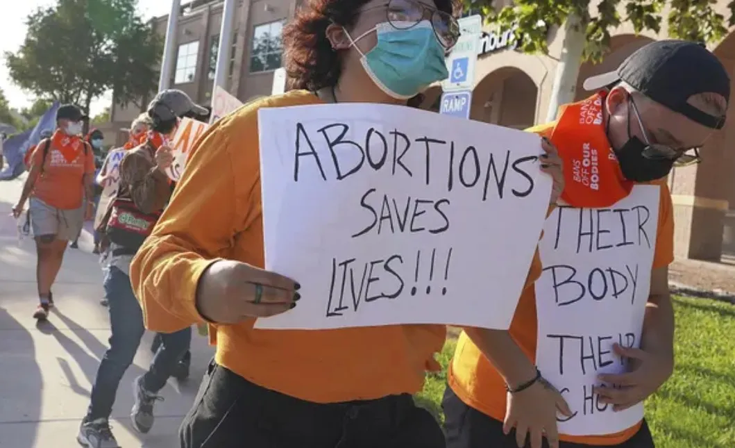 Denominação progressista pede que igrejas ajudem as “pessoas grávidas” a fazer abortos