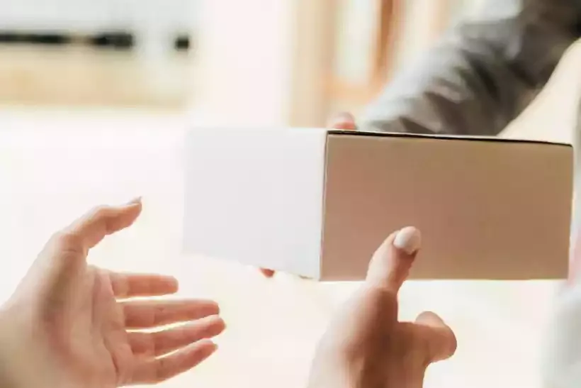 MULHER RECEBE VIBRADOR NO LUGAR DE IPHONES COMPRADOS PELA INTERNET