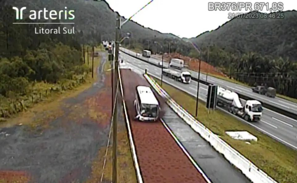 DESESPERO: Motorista de ônibus sem freio evita tragédia ao acionar área de escape da rodovia; 29 passageiros saíram ilesos; Assista vídeo
