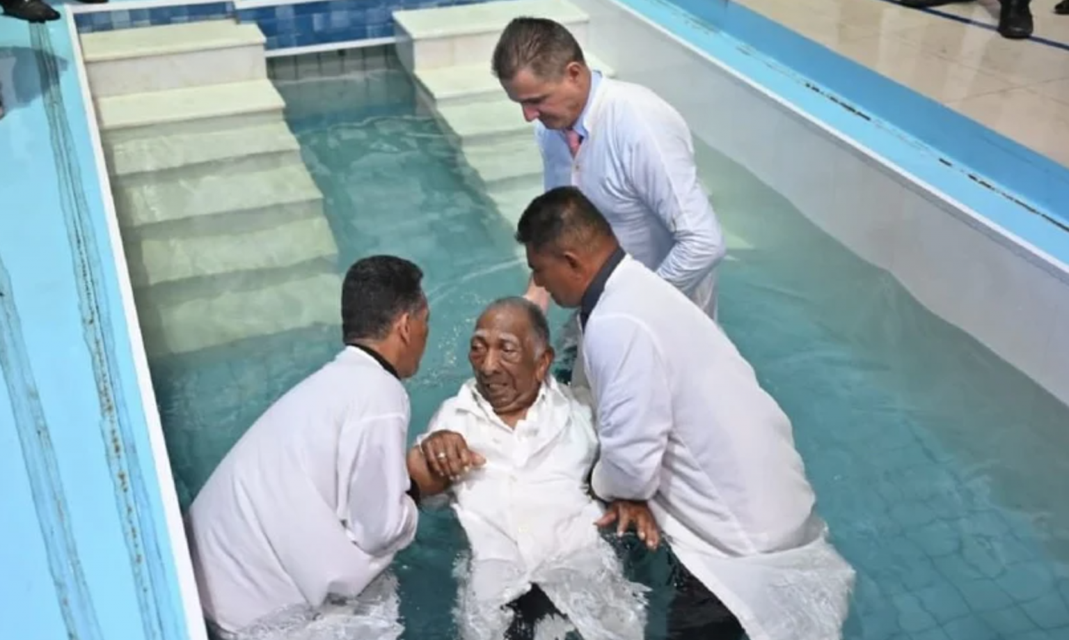 Idoso é batizado em Cuiabá aos 104 anos