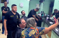 BRASIL: BOLSONARO É CERCADO POR FÃS EM BARBEARIA MODESTA
