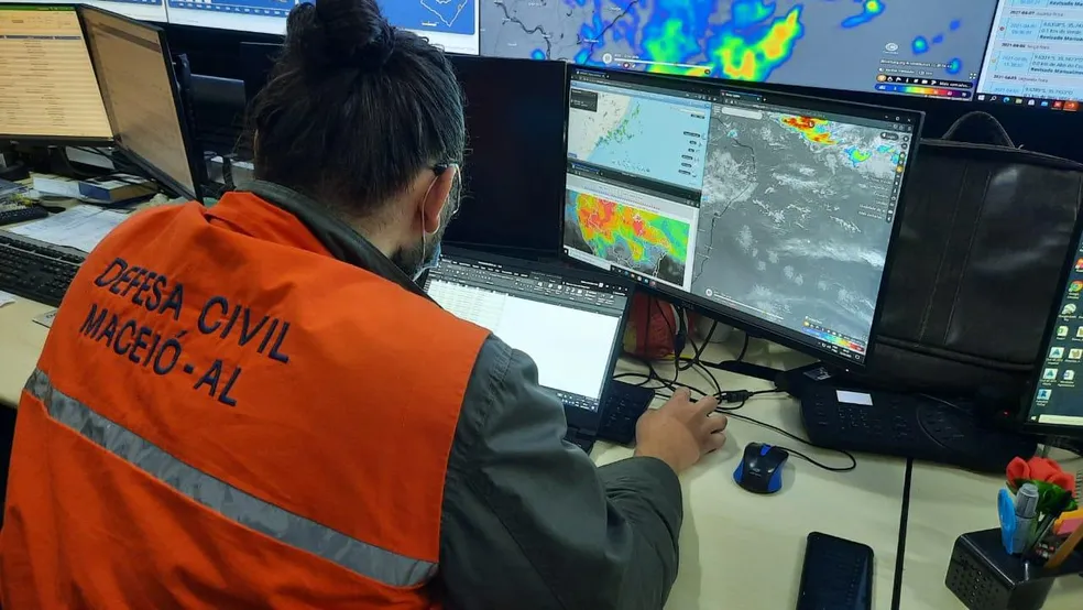 Defesa Civil alerta para risco de deslizamentos em áreas de encosta em Maceió