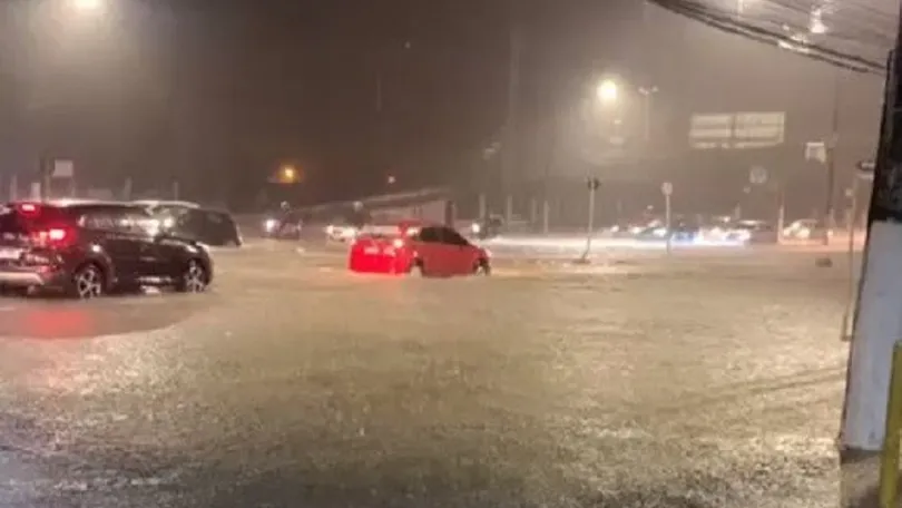 Chuva transforma em 'rios' principais ruas e avenidas de Maceió