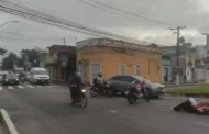 Carro bate em moto e deixa duas pessoas feridas no Farol, em Maceió