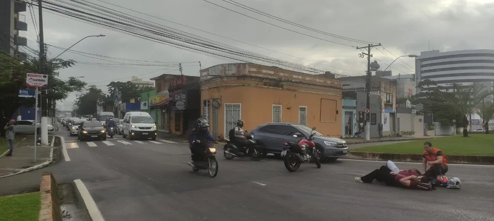 Carro bate em moto e deixa duas pessoas feridas no Farol, em Maceió