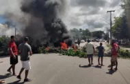 Moradores de Fernão Velho, em Maceió, protestam contra bloqueio em ladeira de acesso ao bairro