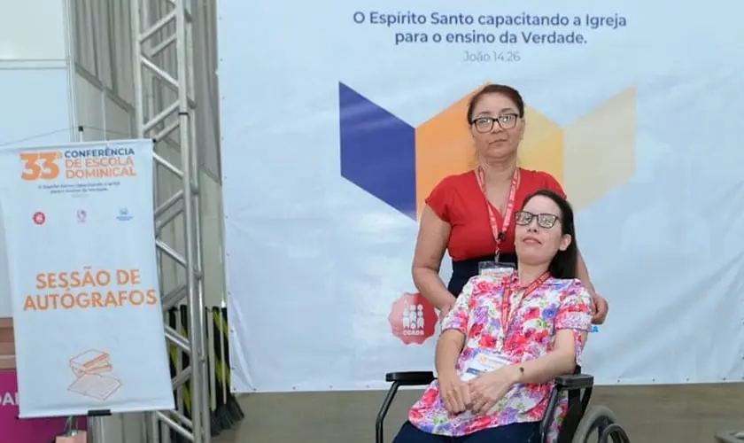 Cristã com doença rara ensina crianças na escola bíblica: 'Fui chamada por Deus'