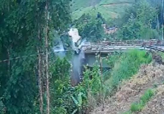 Imagens mostram momento em que caminhão cai de ponte e mata motorista em rodovia; VEJA VÍDEO