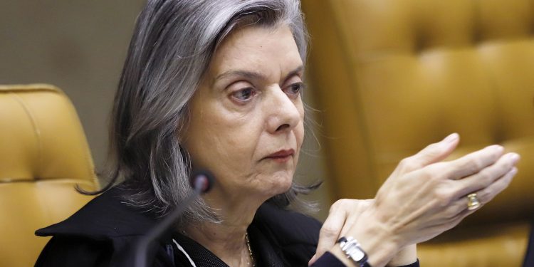 Cármen Lúcia dá 48h para juiz explicar motivo de ter arquivado ação contra Mauro Cid por suposto “abuso no direito ao silêncio”