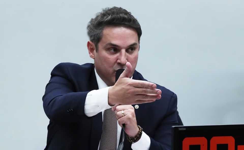 PSOL quer cassar Zucco após ele oferecer hambúrguer a Sâmia