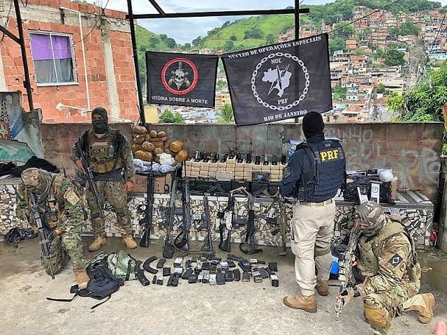 Sete dos dez mortos em operação no Complexo da Penha somam 135 passagens pela polícia