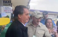 BRASIL: PASSAGEIROS FORMAM FILA PARA TIRAR FOTO COM BOLSONARO EM VOO