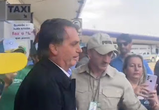 BRASIL: PASSAGEIROS FORMAM FILA PARA TIRAR FOTO COM BOLSONARO EM VOO